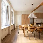 Cozy And Contemporary Ground Floor Retreat